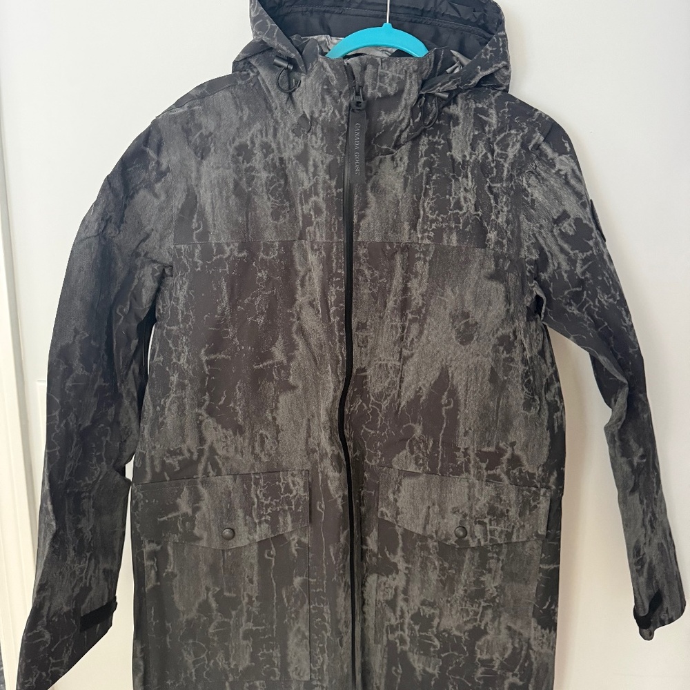 Canada Goose Women’s Rain jacket - Large